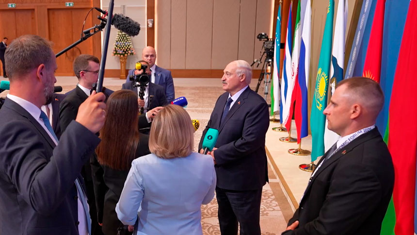 Лукашенко анонсировал визит доверенного лица Макрона