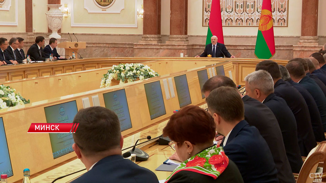 Лукашенко: наша многовекторность не означает, что от всех отвернулись и рвёмся за океан или в ЕС-8 Лукашенко: наша многовекторность не означает, что от всех отвернулись и рвёмся за океан или в ЕС-8
