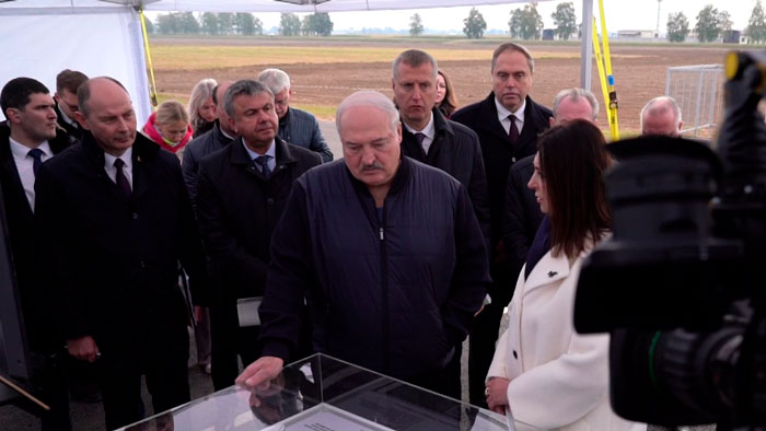 «Это не сказка?» Лукашенко доложили об успехах в генетической работе на Солигорской птицефабрике 