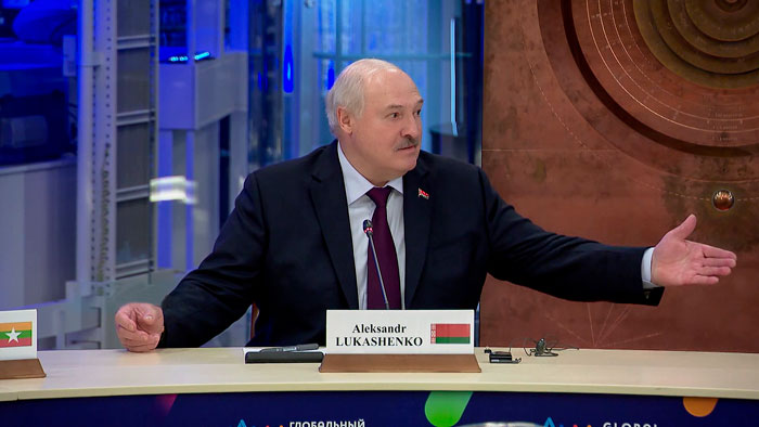 Лукашенко на форуме в Москве: кто думает, какую станцию построить, мы готовы участвовать