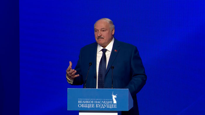 Лукашенко: мы должны, зубами вцепившись, держаться за эту историческую память