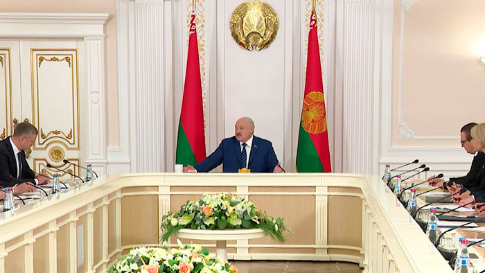 Президент Беларуси рассказал, почему летает на вертолёте по стране – так дешевле