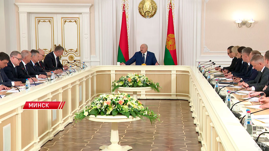Президент Беларуси рассказал, почему летает на вертолёте по стране – так дешевле-2