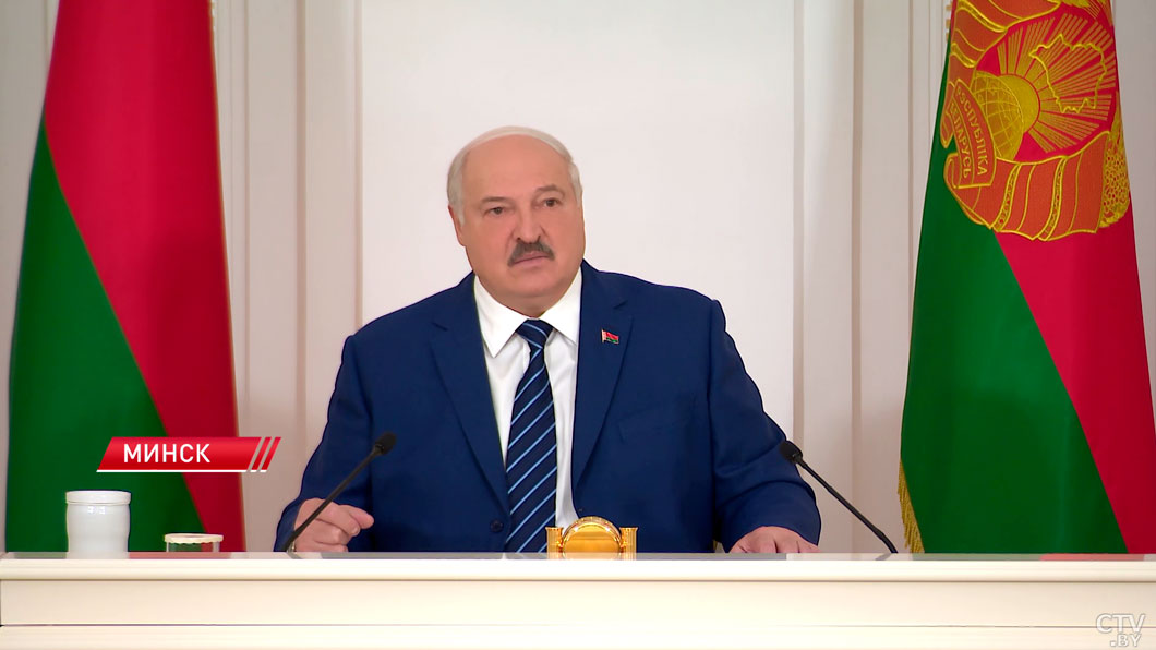 Президент Беларуси рассказал, почему летает на вертолёте по стране – так дешевле-4