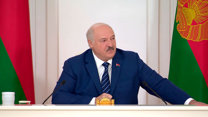 Лукашенко: пришли в крупные сети – там картошки девать некуда, она лежит на складе