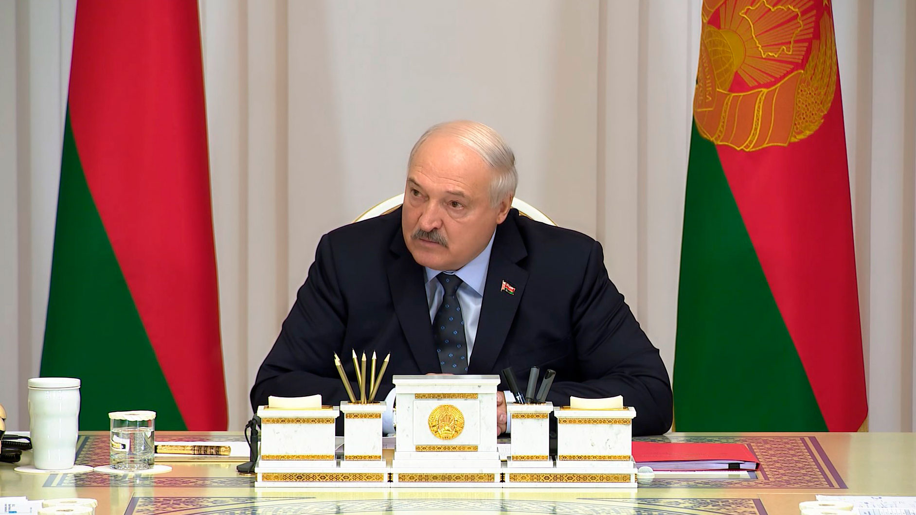 Лукашенко: «Хочу предупредить людей в погонах. Лишних денег не будет»