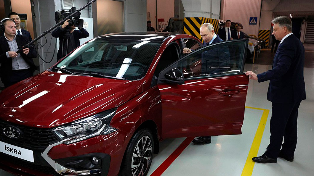 Путин оценил новый автомобиль Lada Iskra-1