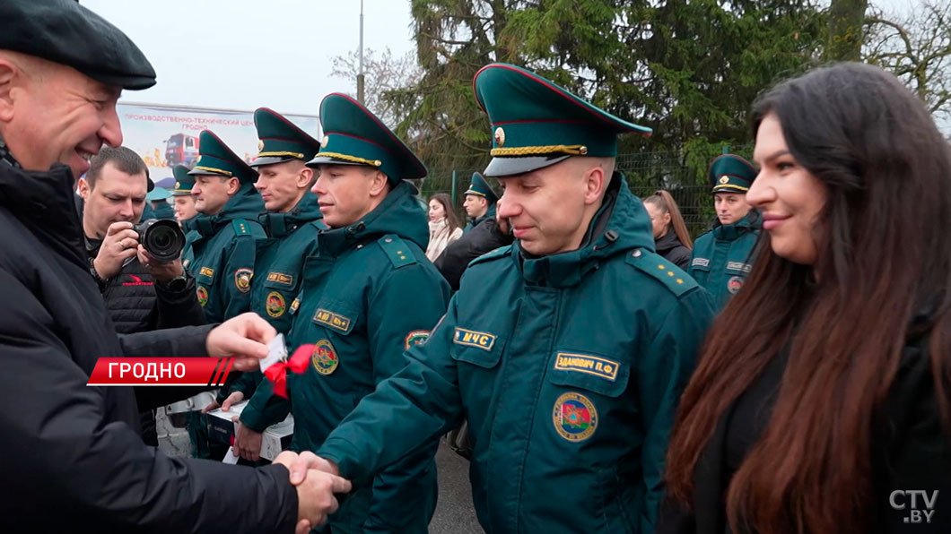 Спасателям Гродненской области вручили ключи от арендных квартир и спецтехники-6
