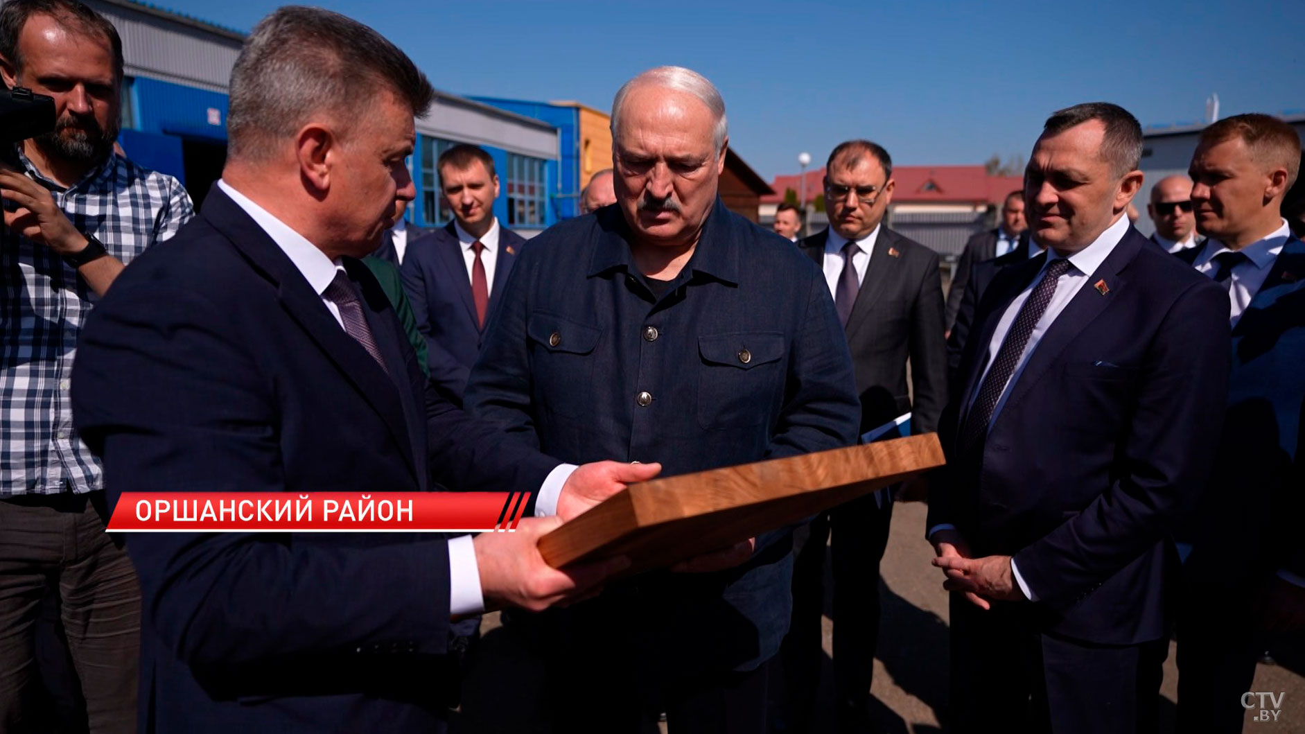 Лукашенко подарили дубовую икону с ликом Александра Невского-6