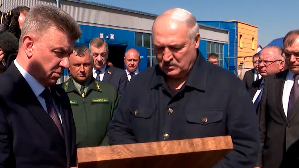 Лукашенко подарили дубовую икону с ликом Александра Невского