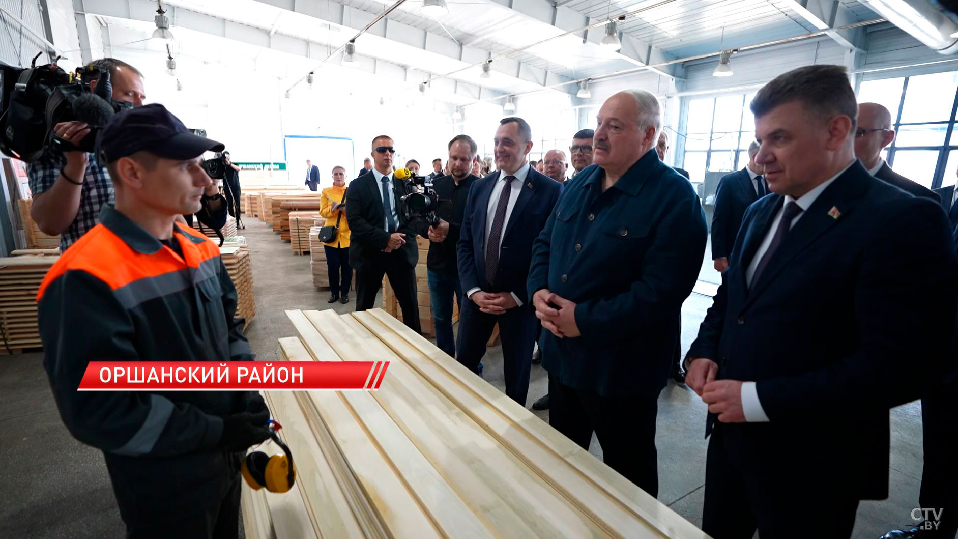 Лукашенко подарили дубовую икону с ликом Александра Невского-2
