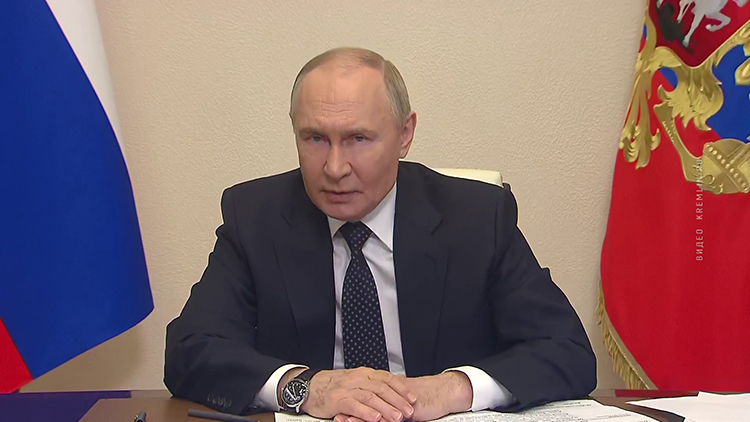 Путин: и без того нелегитимный режим в Киеве постепенно перерождается в террористическую организацию