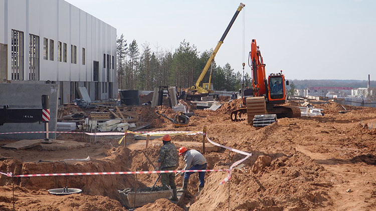 Юрий Назаров проинспектировал строительство молокоперерабатывающего завода в Шклове