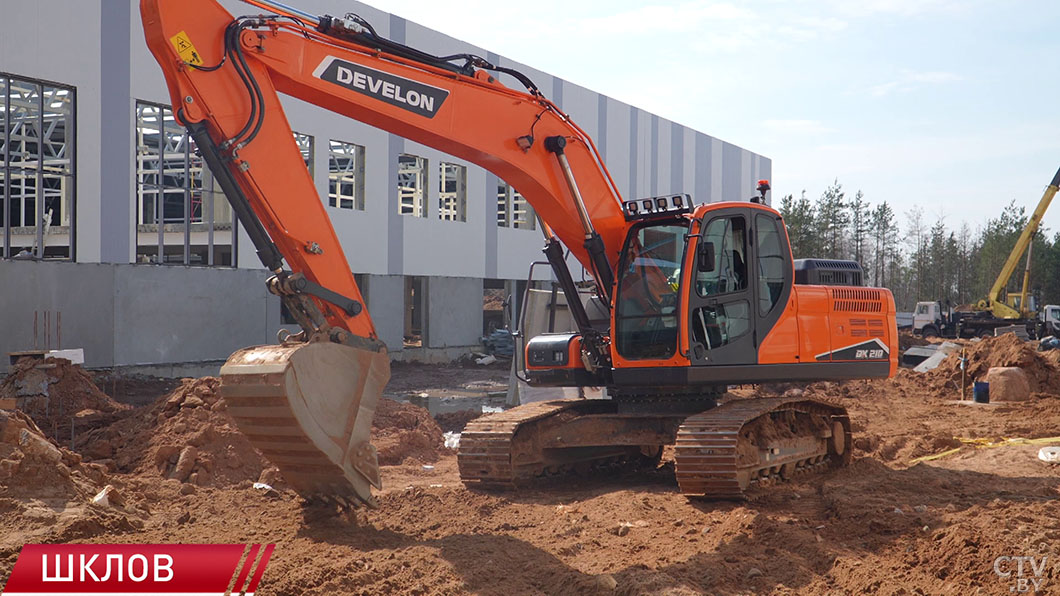 Юрий Назаров проинспектировал строительство молокоперерабатывающего завода в Шклове-2