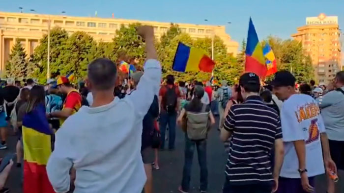Участники массовых протестов в Бухаресте требуют отставки проевропейского президента Никушора Дана