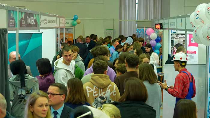 Собрать микрочип и посидеть за авиаштурвалом – в Минске открылась выставка «Образование и карьера»