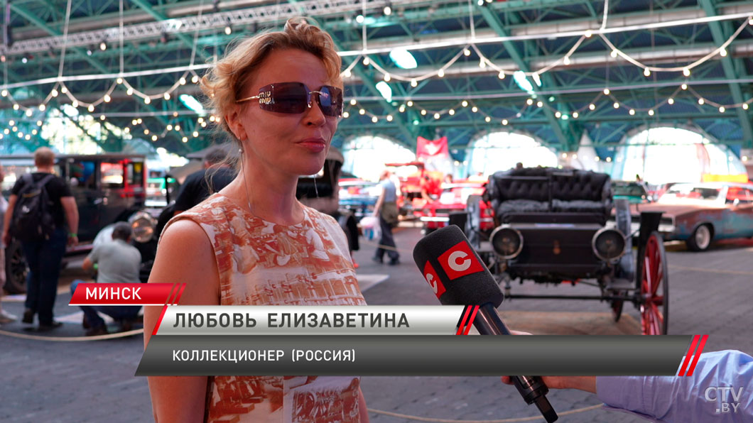 На футбольном манеже в Минске проходит выставка ретроавтомобилей-10