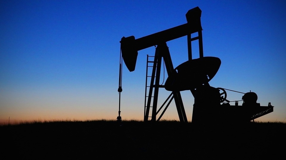 Россия и ещё ряд стран-экспортёров нефти сокращают её добычу