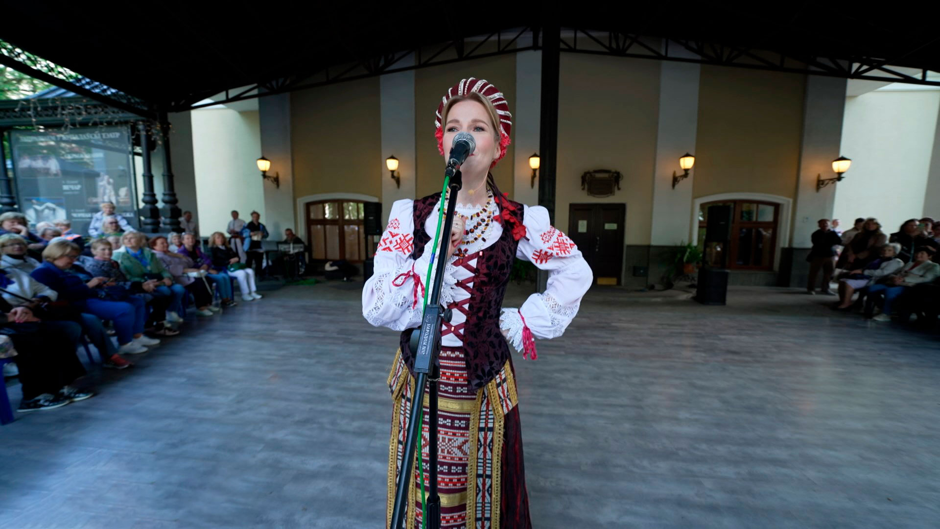 У Купаловского театра стартовал цикл летних концертов – билеты покупать не нужно
