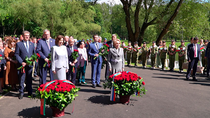 Кочанова и Матвиенко открыли в Минске памятник летчику, спасшему полоцких детей-сирот в 1944 году