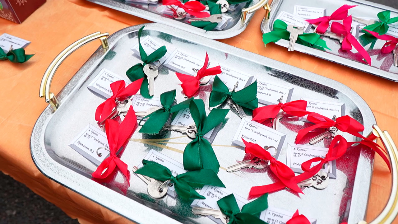 Спасателям Гродненской области вручили ключи от арендных квартир и спецтехники Спасателям Гродненской области вручили ключи от арендных квартир и спецтехники