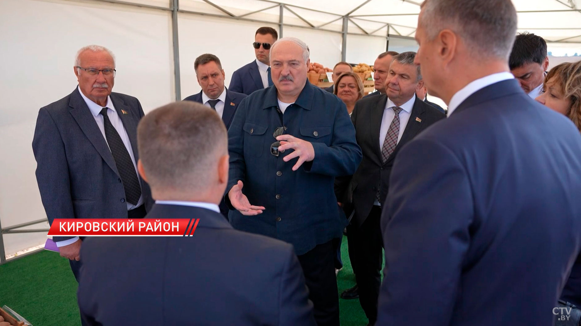 «Ну что, пойдём смотреть твою картошку». Президенту показали урожай белорусского продукта номер один-18