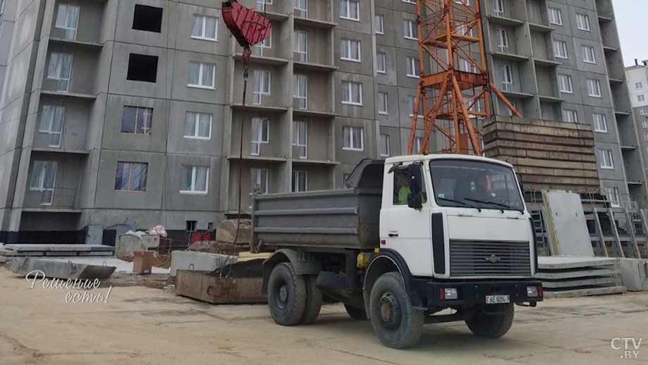 Взяли кредиты и платят за аренду жилья. Минчане жалуются, что не могут заселиться в новостройку-34