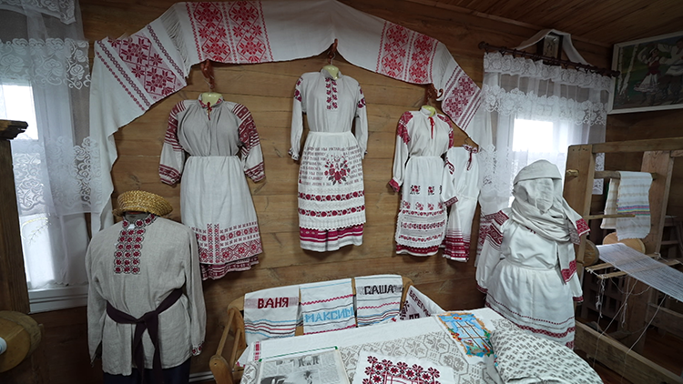 Накормят гречишным хлебом и расскажут о свадебном обряде. Собрали самое интересное из Дома фольклора в Доропеевичах Накормят гречишным хлебом и расскажут о свадебном обряде. Собрали самое интересное из Дома фольклора в Доропеевичах