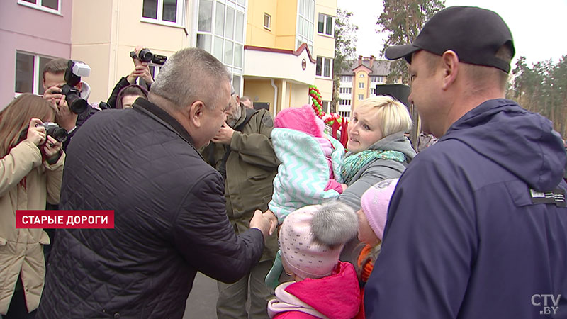 27 многодетных семей получили ключи от квартир в новостройке в Старых Дорогах-13