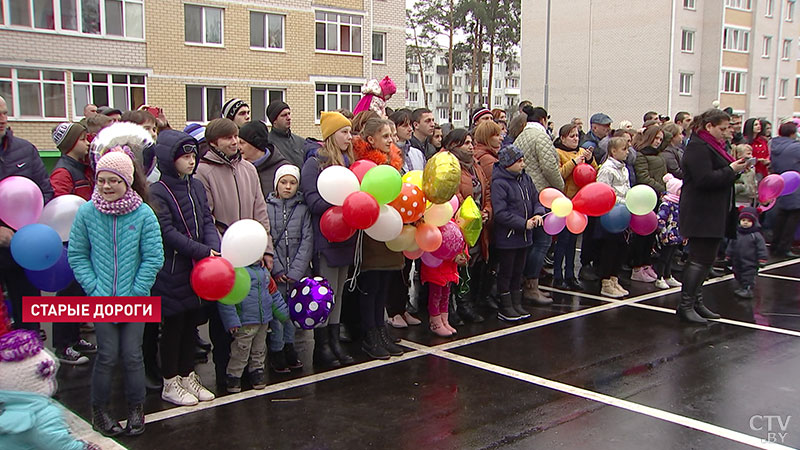 27 многодетных семей получили ключи от квартир в новостройке в Старых Дорогах-5