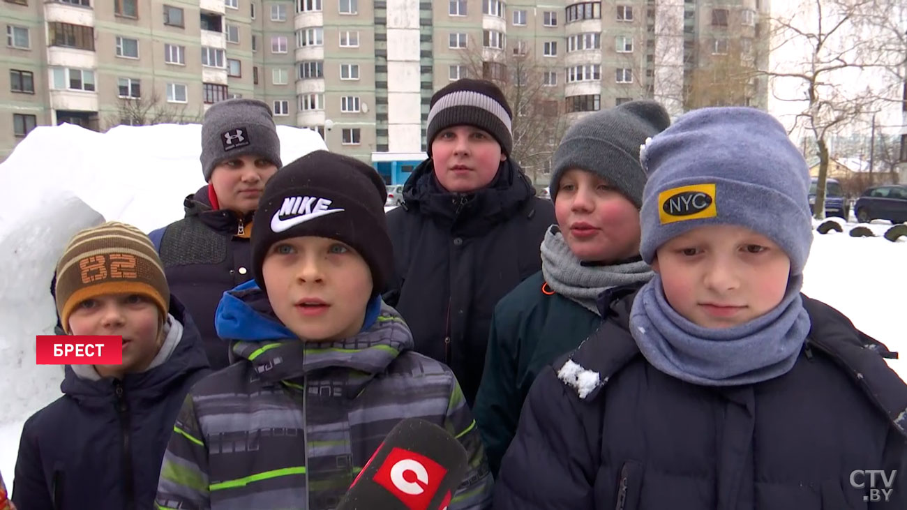 В планах даже слепить снежную мебель. Дома эскимосов и тюбинг-лагерь появились в брестском дворе-10