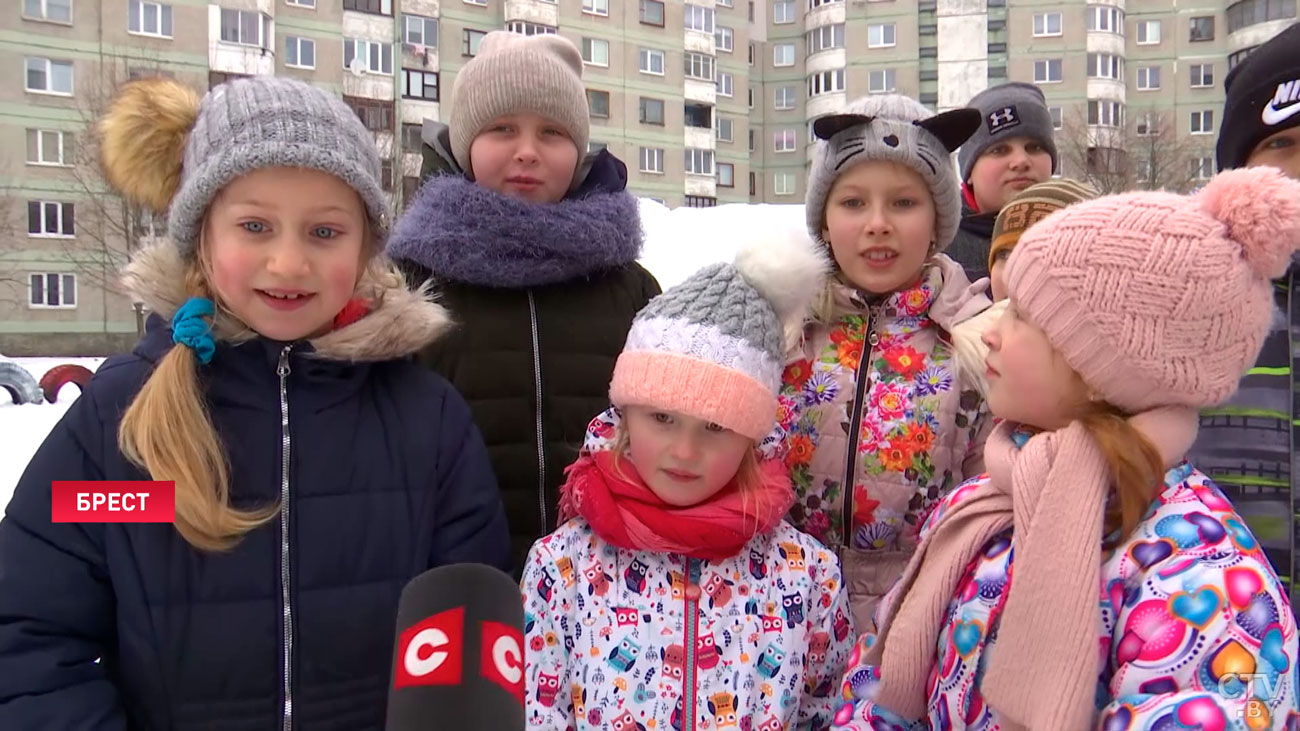 В планах даже слепить снежную мебель. Дома эскимосов и тюбинг-лагерь появились в брестском дворе-13