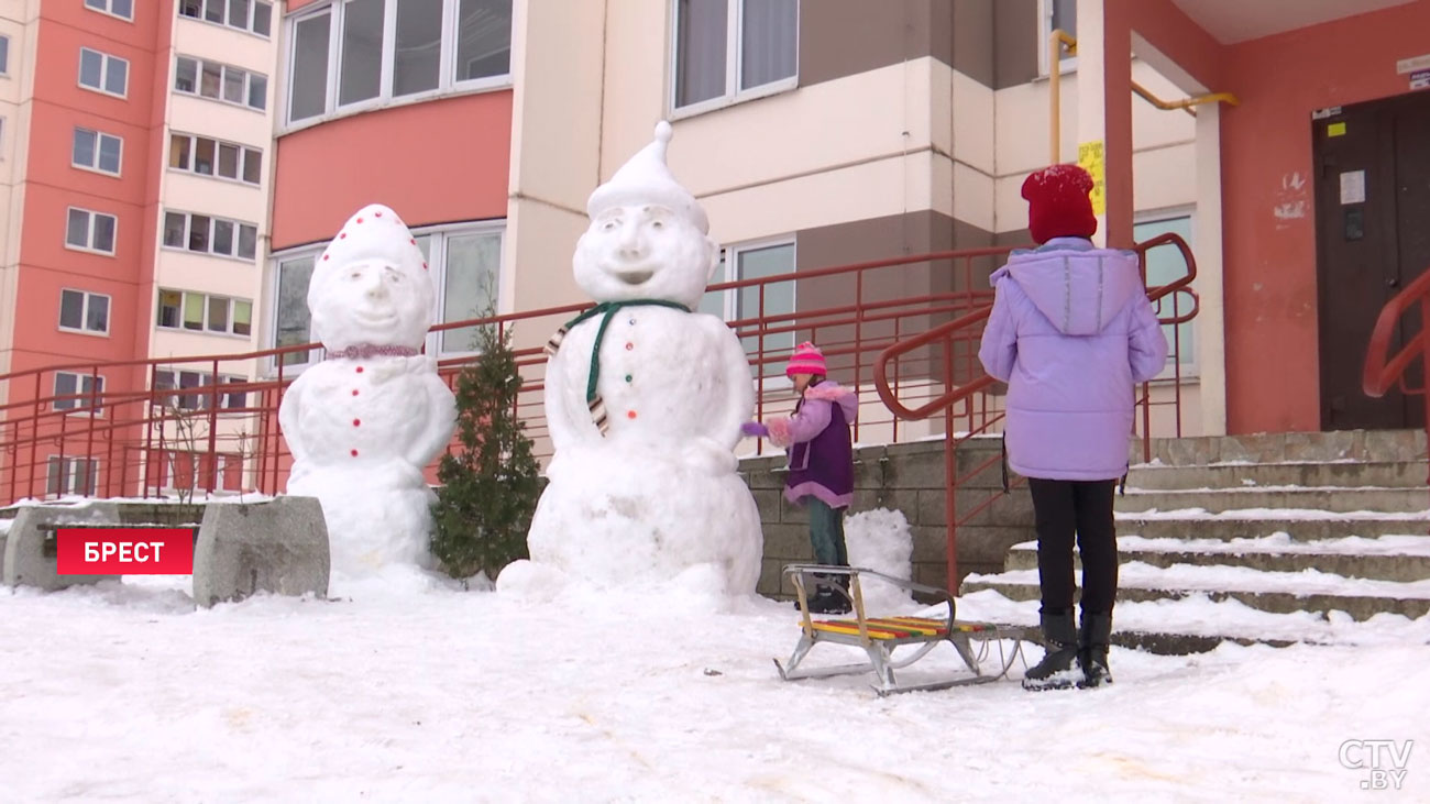 В планах даже слепить снежную мебель. Дома эскимосов и тюбинг-лагерь появились в брестском дворе-1