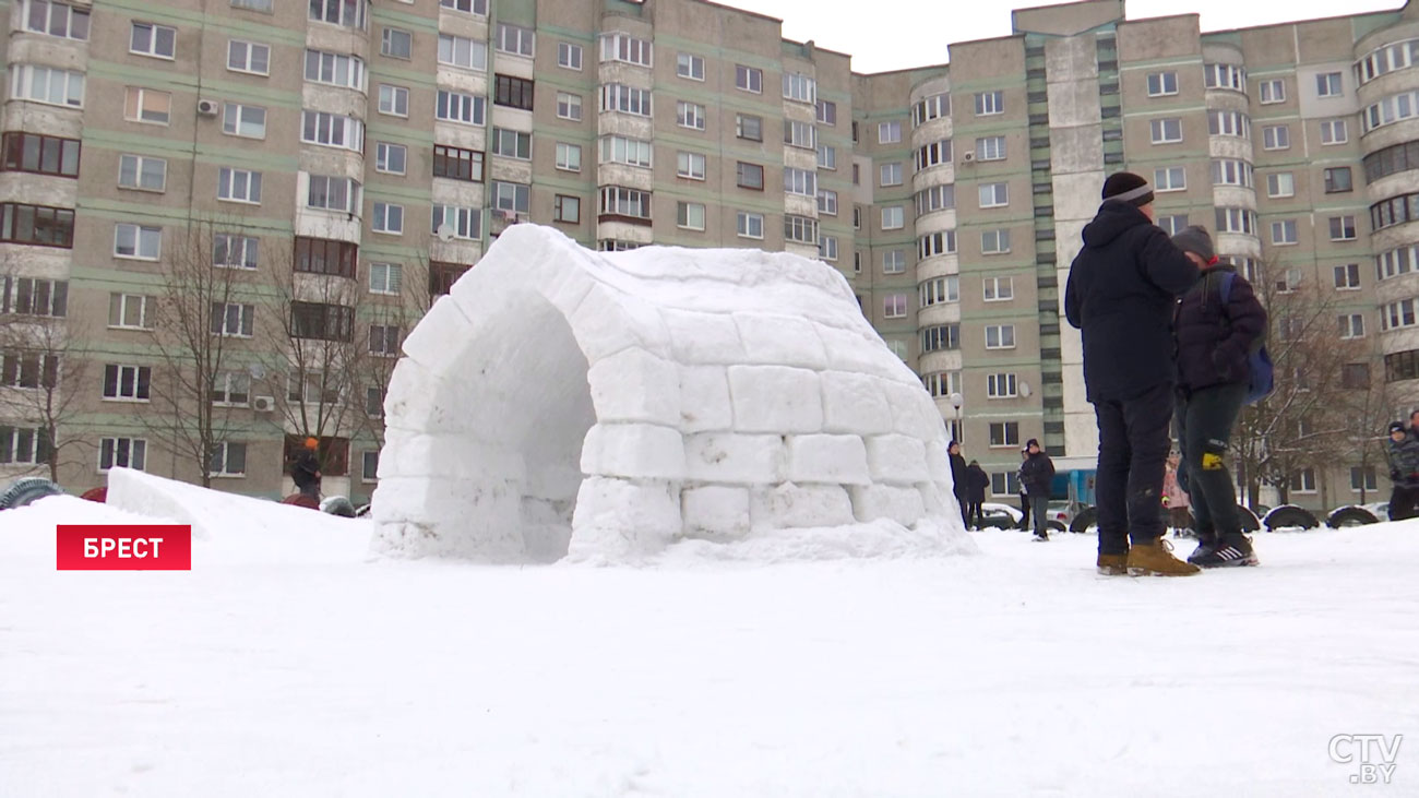 В планах даже слепить снежную мебель. Дома эскимосов и тюбинг-лагерь появились в брестском дворе-7
