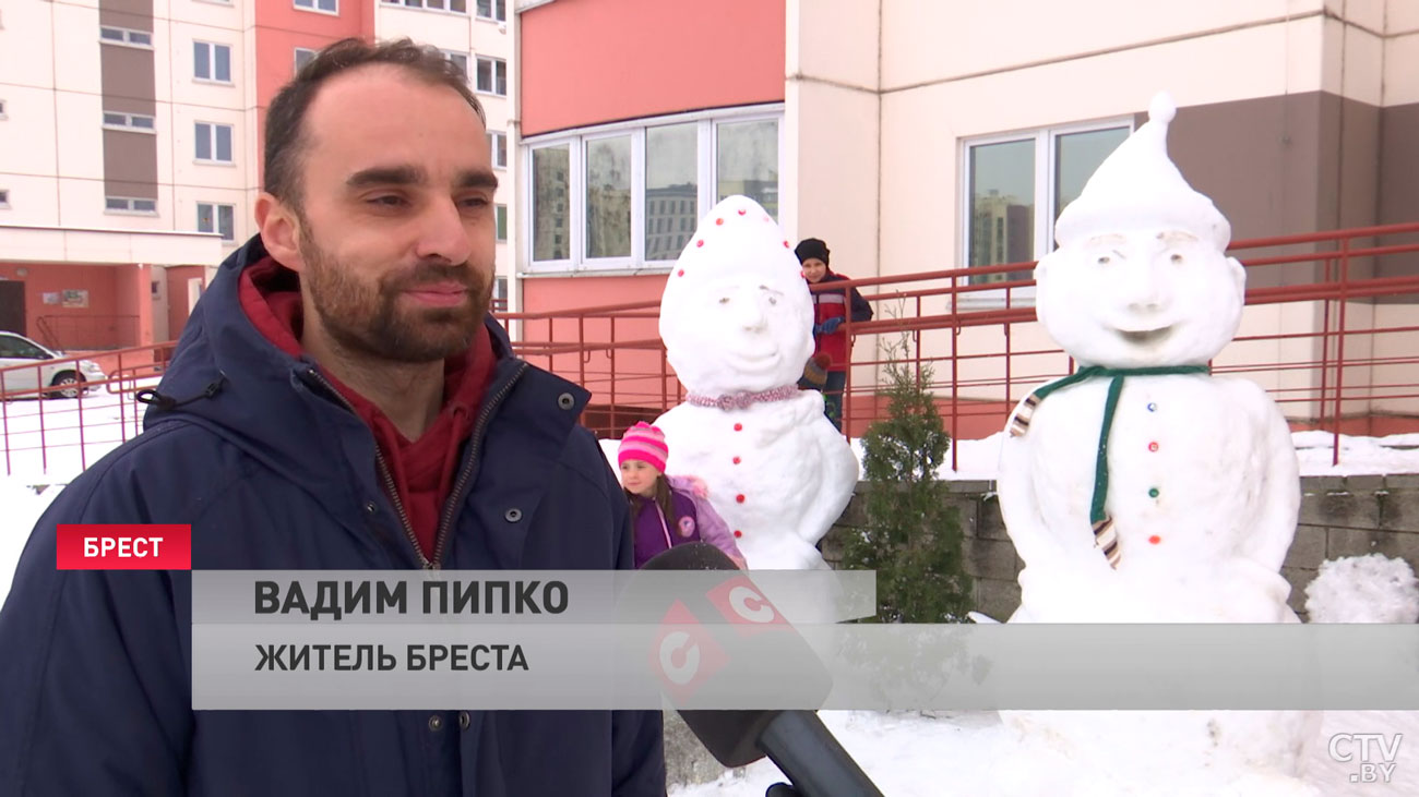 В планах даже слепить снежную мебель. Дома эскимосов и тюбинг-лагерь появились в брестском дворе-4