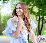 Коляска, мишка и сирень. Дарья Домрачева поделилась по-настоящему летним снимком