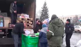 «Спасибо, что вы нам всё это привезли». В магазинах Донбасса невозможно купить еду. Люди оказались в блокаде