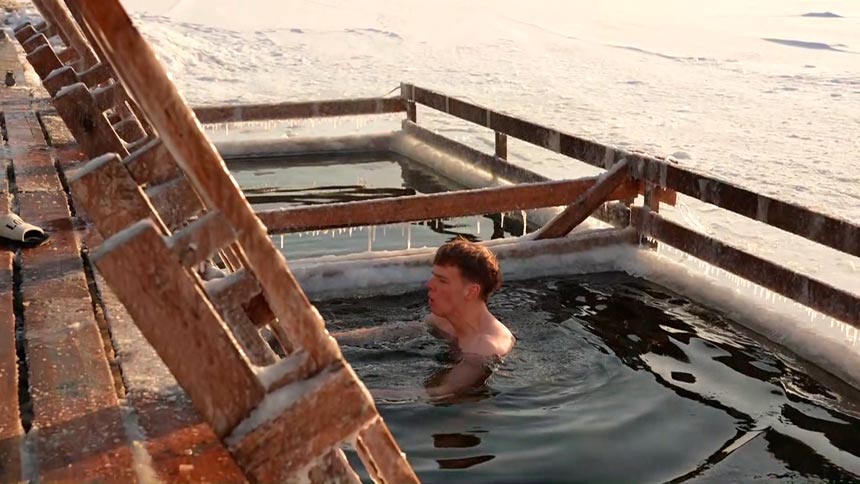 На Комсомольском озере проходят крещенские купания На Комсомольском озере проходят крещенские купания