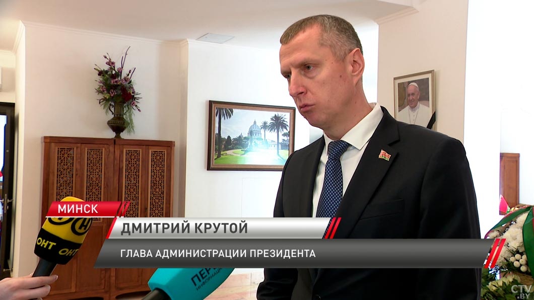 Папа Римский Франциск был уникальным человеком – Дмитрий Крутой оставил запись в книге соболезнований-4