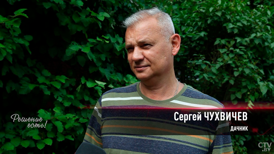 «Нашему соседу плохо стало, еле доехала скорая». Дачники жалуются на ужасное состояние дороги возле посёлка-19