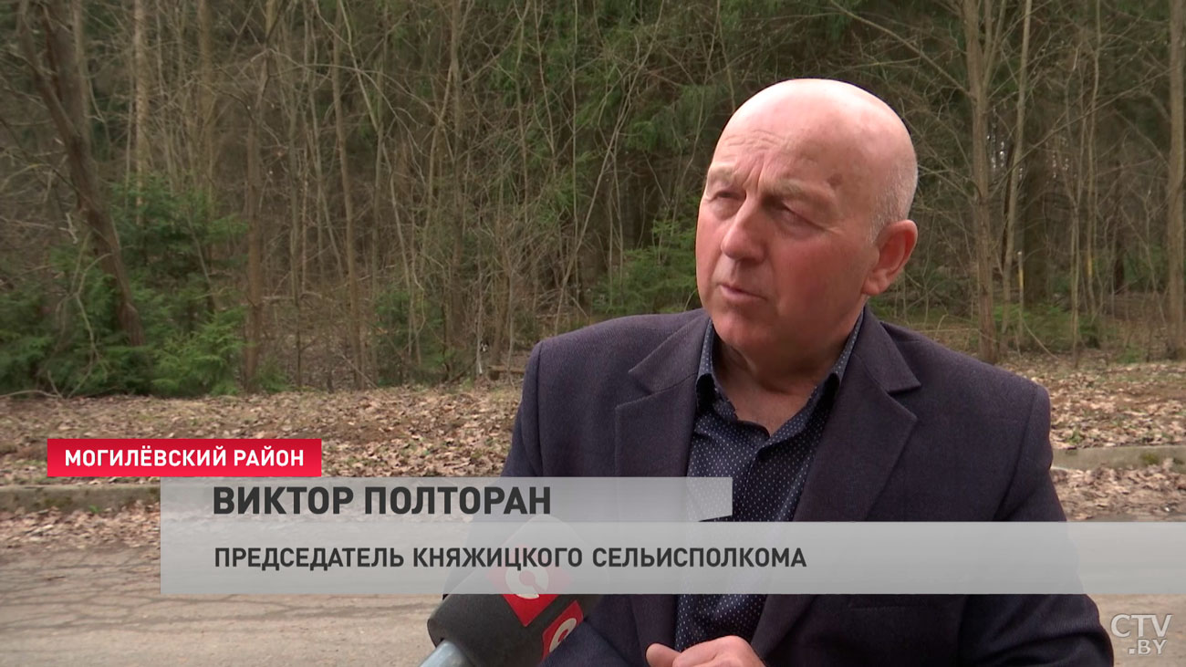 Они прячут на кладбище резиновые сапоги. Жители белорусской деревни вынуждены идти в город через поле!-22