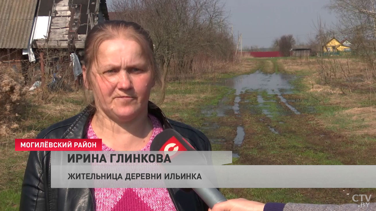 Они прячут на кладбище резиновые сапоги. Жители белорусской деревни вынуждены идти в город через поле!-16