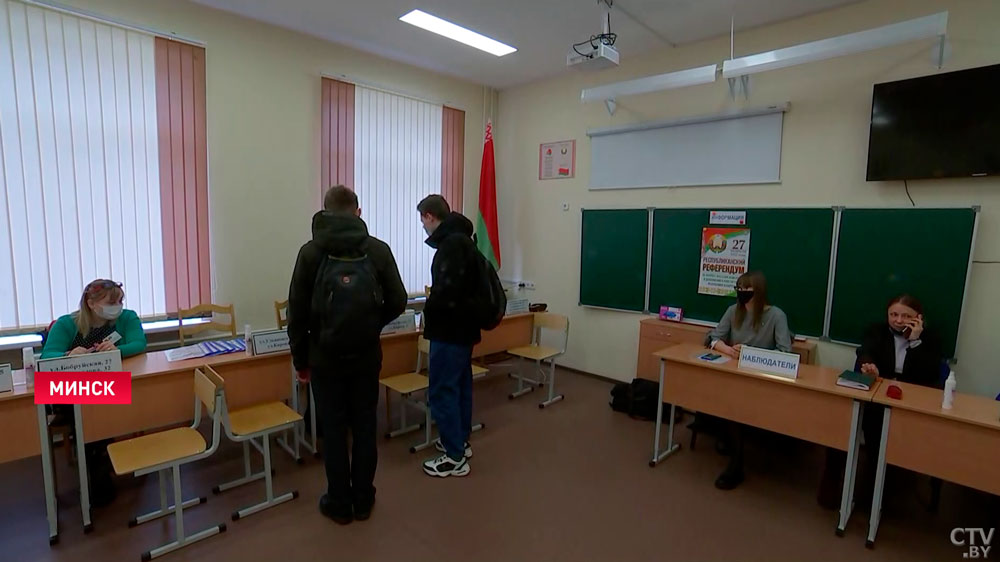 «Это очень важно для каждого человека». О чём говорили белорусы в первый день досрочного голосования на референдуме?-24