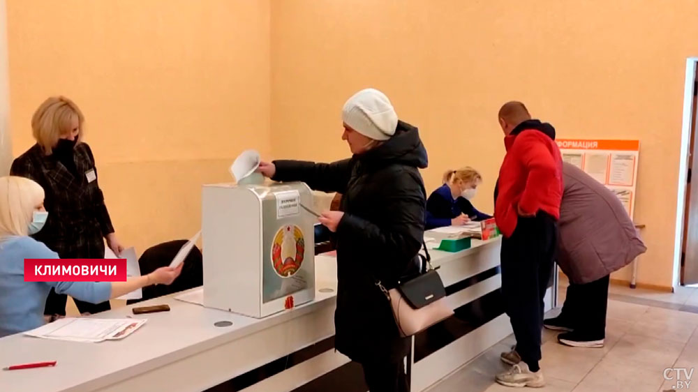 «Это очень важно для каждого человека». О чём говорили белорусы в первый день досрочного голосования на референдуме?-30