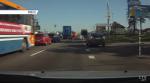 В утренний час пик автомобиль службы доставки перевернулся на МКАД