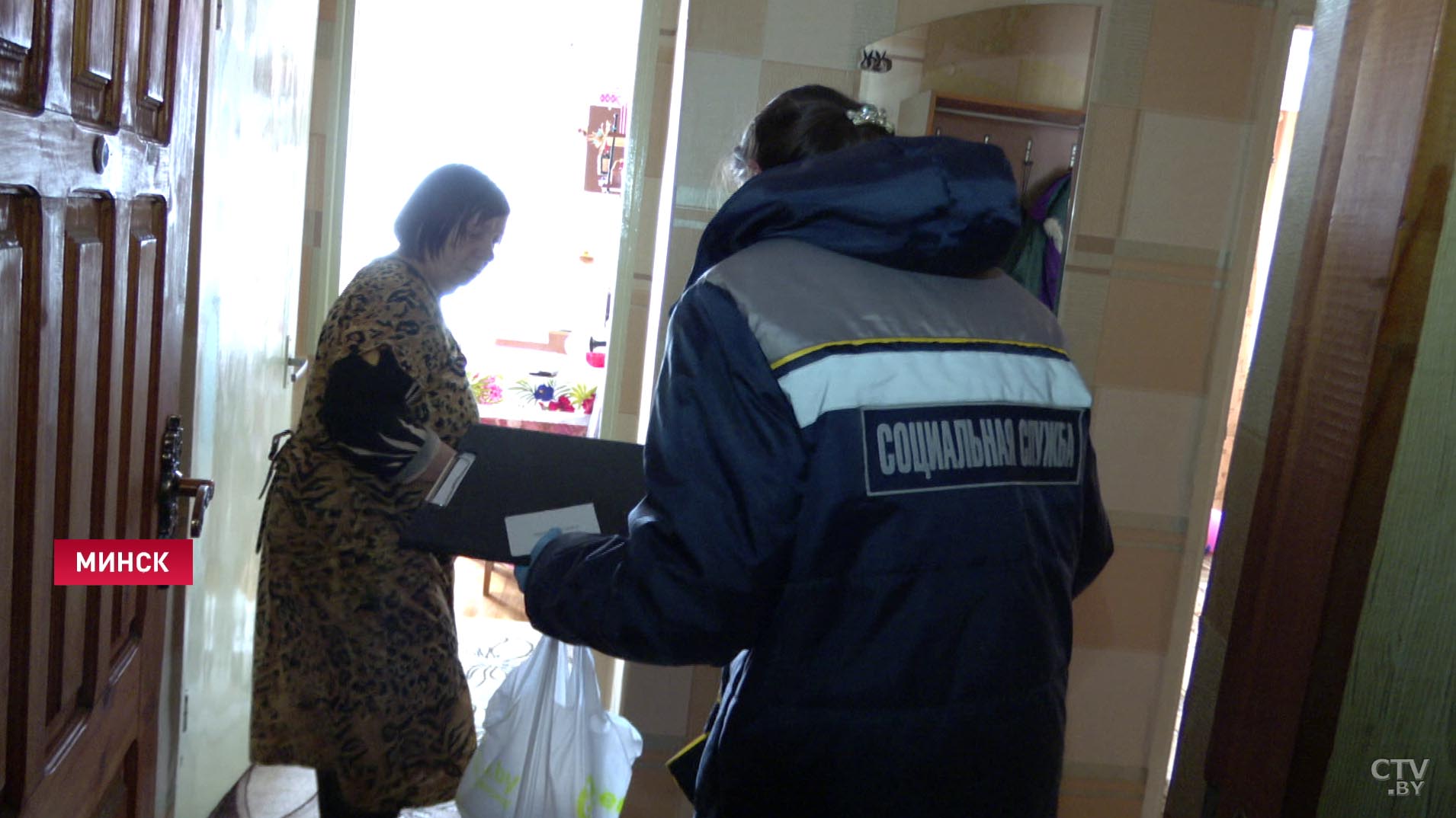 Пожилым одиноким людям начали доставлять продукты и лекарства на дом -14
