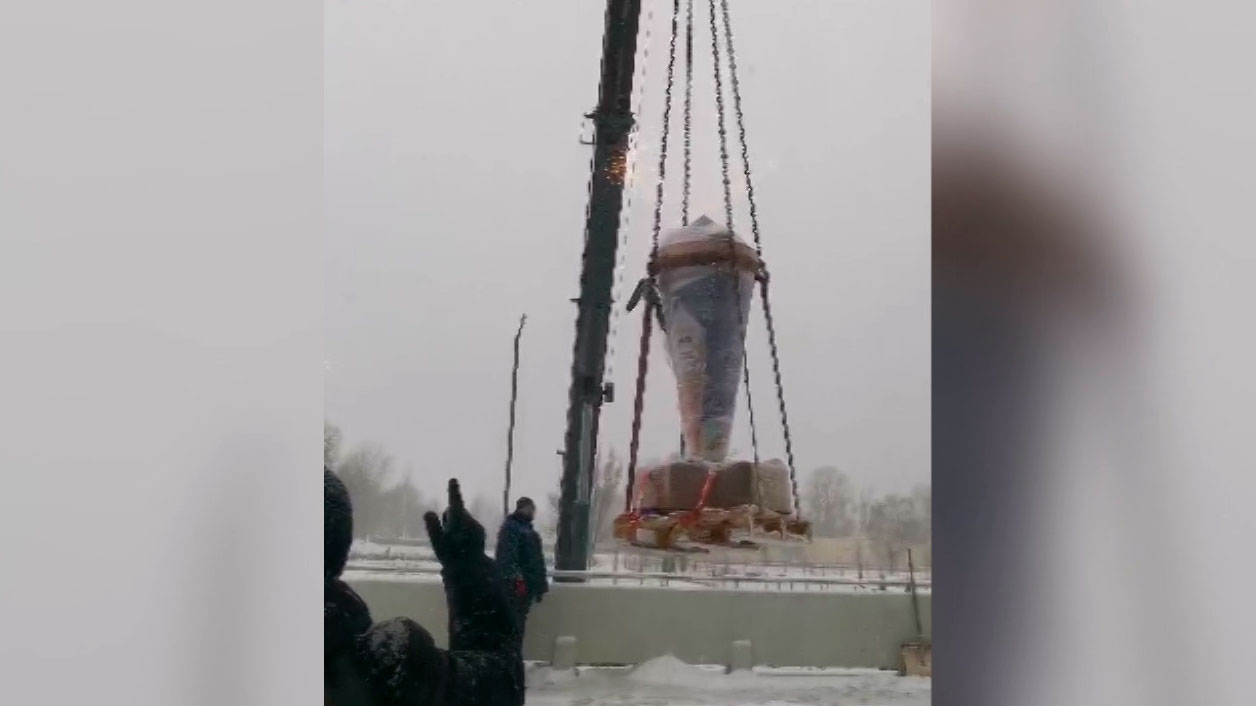 Для транспортировки мороженого-гиганта понадобился подъёмный кран! Оно войдёт в книгу рекордов Беларуси