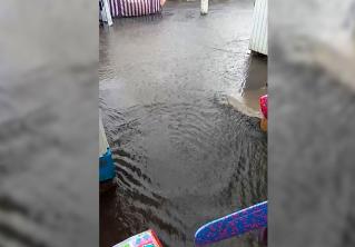 В Слуцке из-за дождя затопило рынок: уровень воды доходил до колена