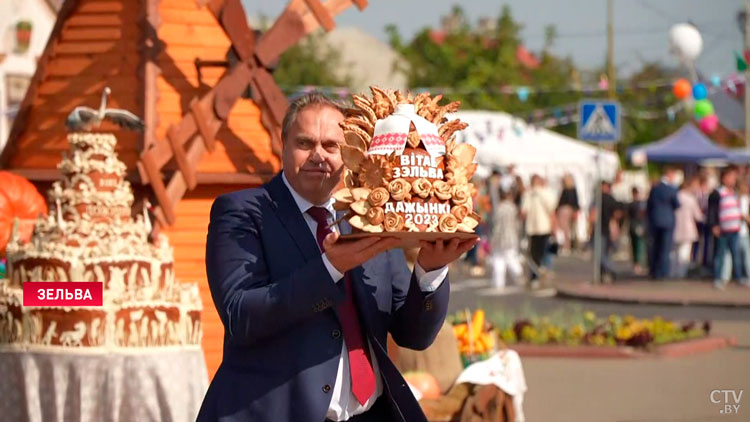 Праздник хлеборобов проходит в Зельве! Посмотрите, как чествуют лучших тружеников села Гродненской области-1