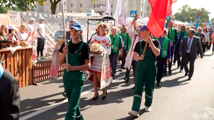 Праздник хлеборобов проходит в Зельве! Посмотрите, как чествуют лучших тружеников села Гродненской области